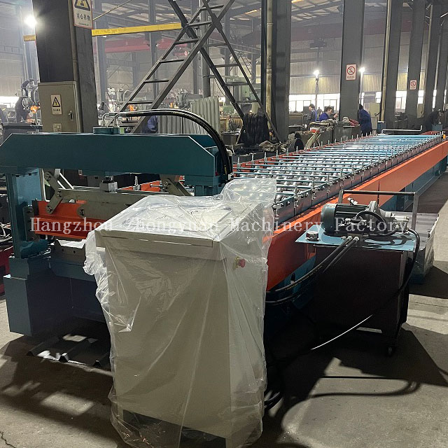 Roof panel roll forming machine 